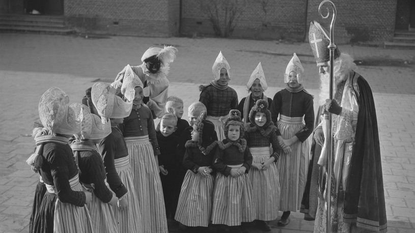 Foto: Joop van Bilsen/Anefo, Nationaal Archief. Sint Nicolaas op bezoek op een school in Volendam, 1952.